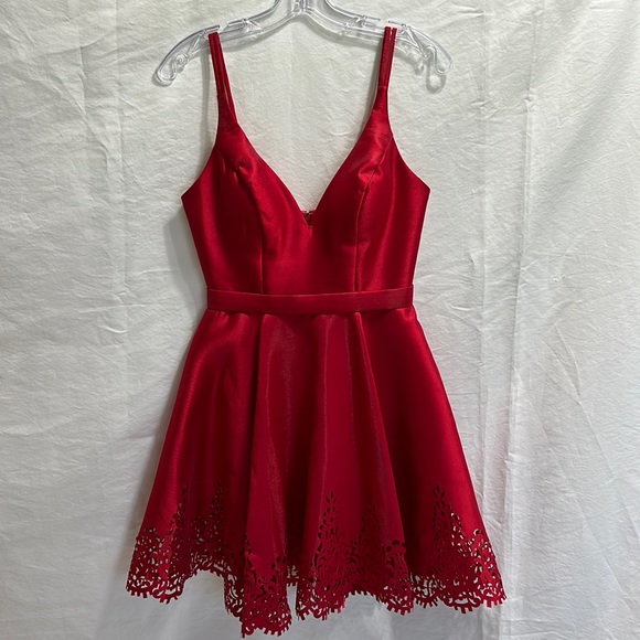Short red dress - Picture 1 of 9